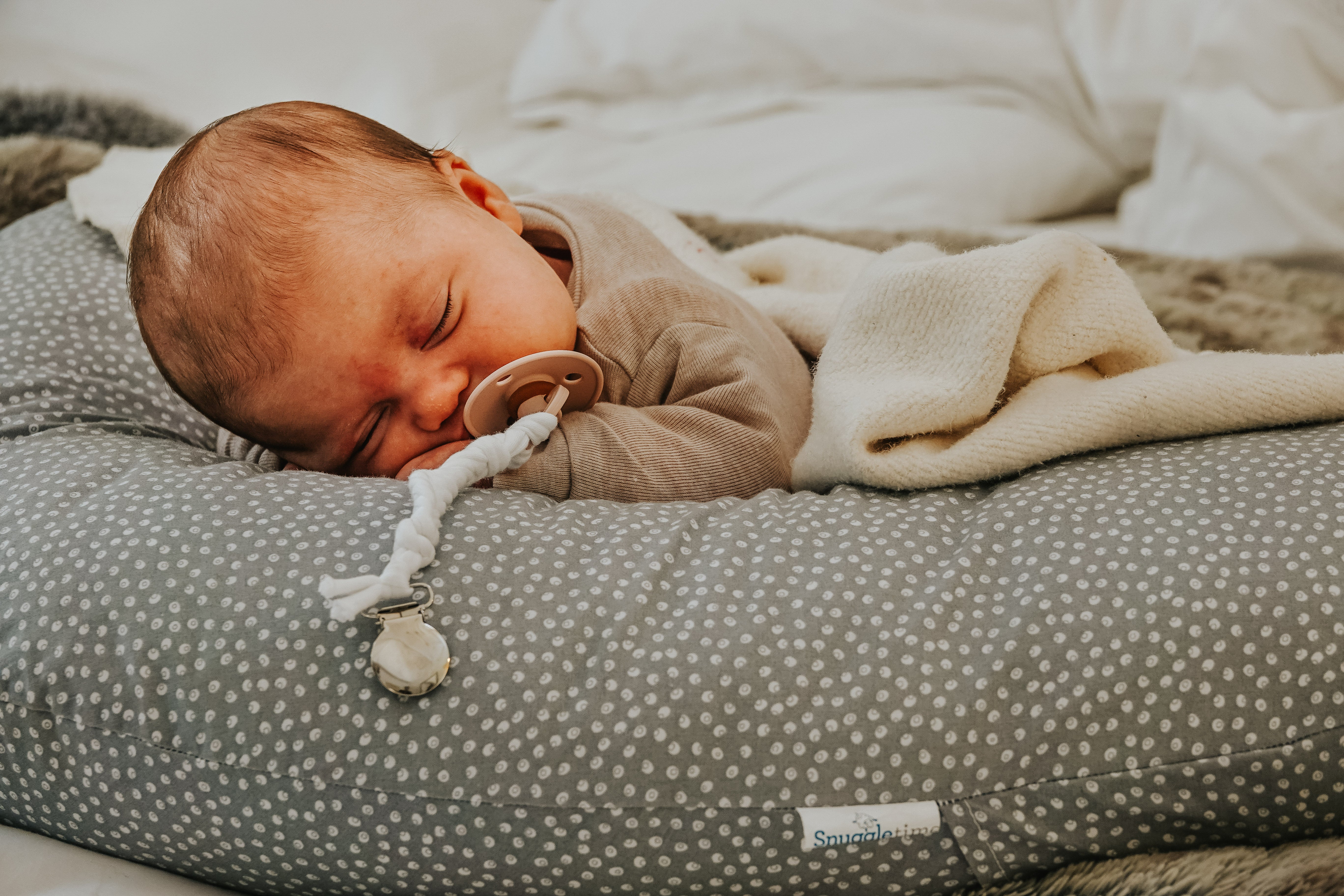 Snuggle time feeding store pillow